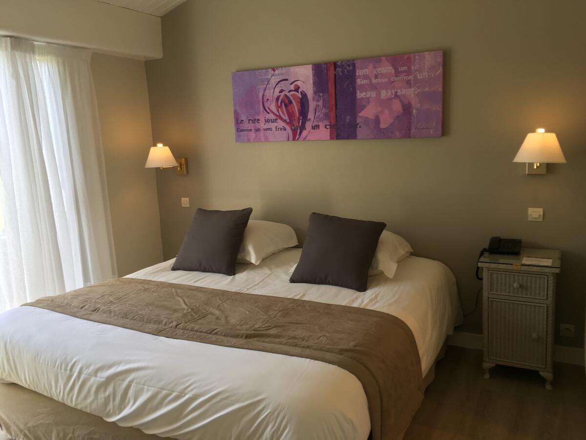 Logis Hotel Val De Vienne Le Vigeant Exterior photo