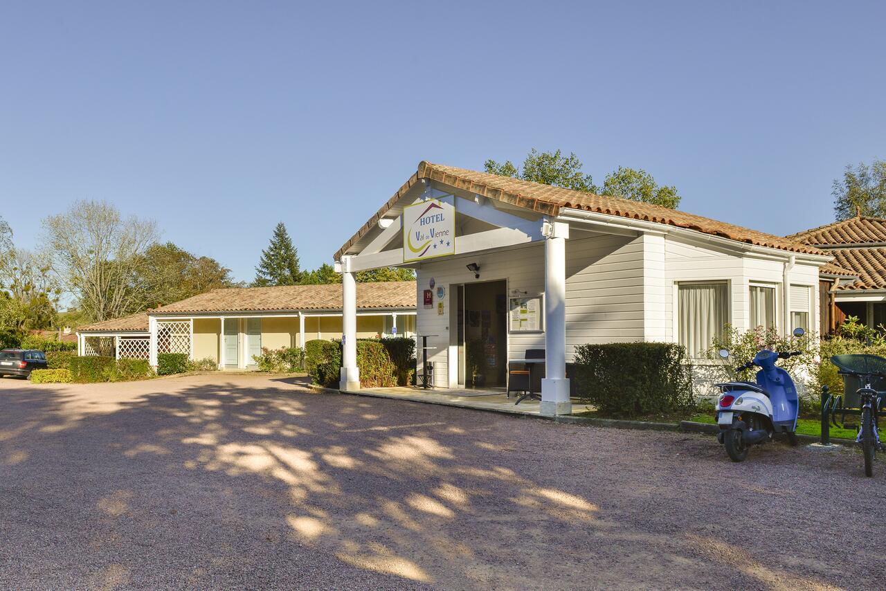 Logis Hotel Val De Vienne Le Vigeant Exterior photo