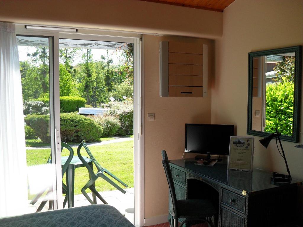 Logis Hotel Val De Vienne Le Vigeant Exterior photo