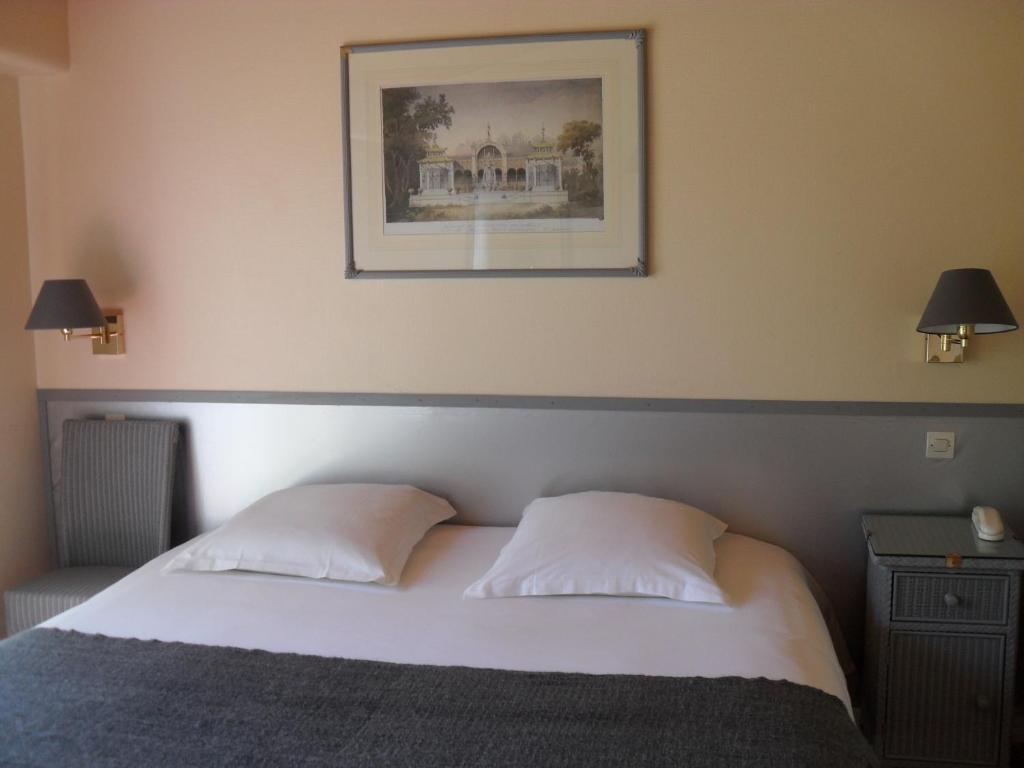 Logis Hotel Val De Vienne Le Vigeant Room photo